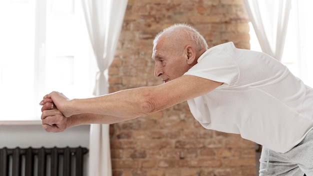 Coup moyen senior man working out