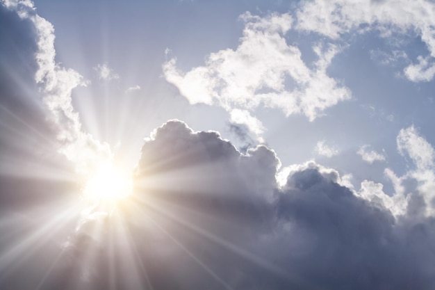 Coup d'oeil du soleil derrière les nuages