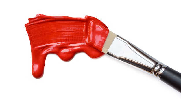 Coup de pinceau avec des gouttes de peinture rouge sur blanc