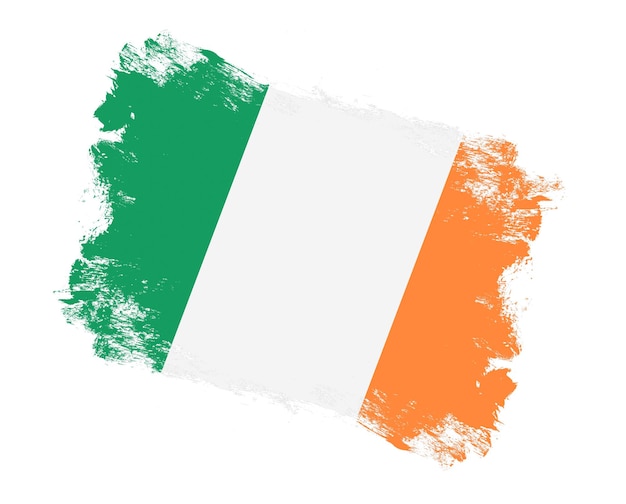 Coup de pinceau peint drapeau de l'irlande sur fond blanc