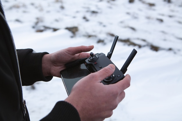 Coup de point de vue de l'homme tenant la télécommande avec les mains