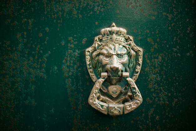 Coup de porte du lion