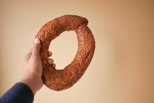 Coup de pov de la tenue d'un bagel turc Simit