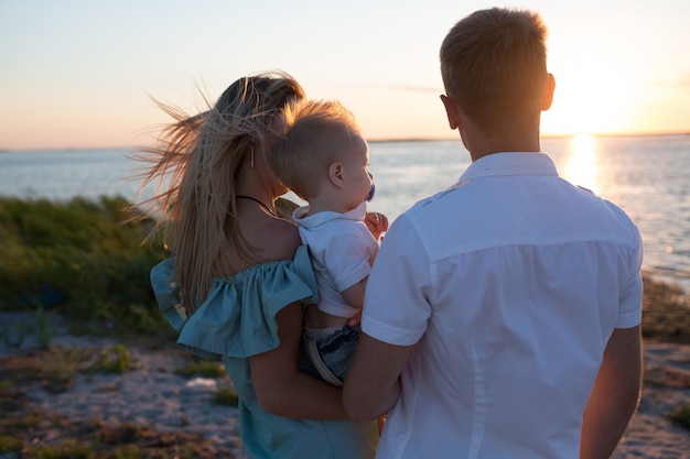 Coup de silhouette d'une famille sur le fond de la mer