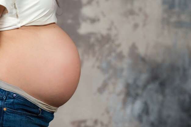 Un coup de studio d&#39;une femme enceinte. Closeup, une, nu, nu, abstrait