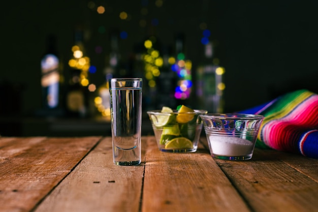 Coup de tequila sur une table en bois