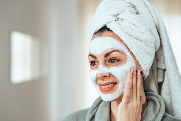 Coup de tête d&#39;une belle femme avec un masque.