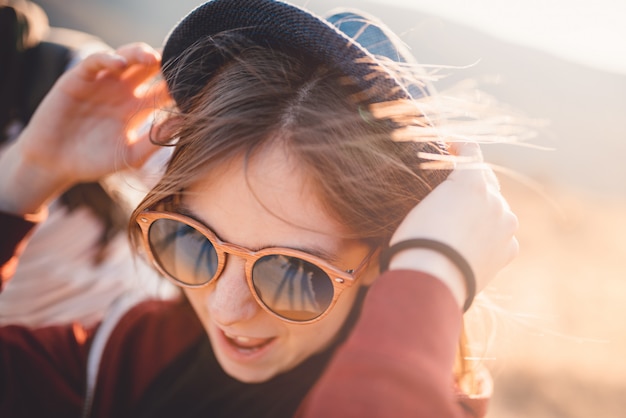 Un coup de vent emporte le chapeau des filles