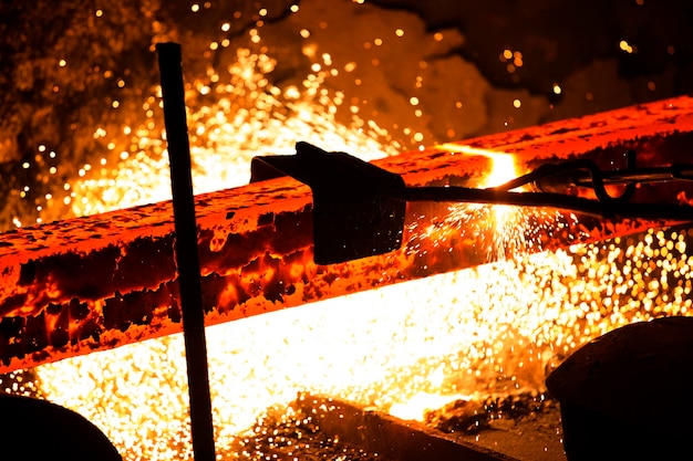 Coupage au gaz du métal chaud dans l'usine sidérurgique de Demra Dhaka Bangladesh