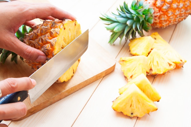 Coupe d&#39;ananas frais sur une table en bois