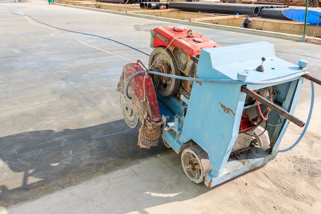 Coupe de l&#39;asphalte ou du béton avec machine