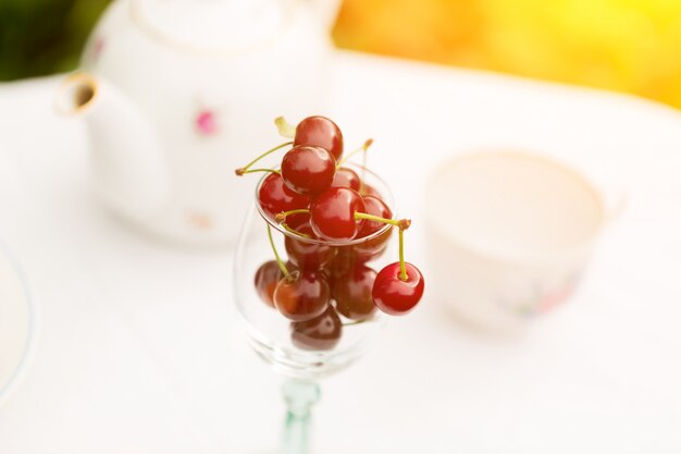 Photo coupe aux cerises sur une table