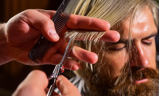 Coupe aux ciseaux Coupe de cheveux pour la forme de la tête Outils de coiffeur La longueur des cheveux ne détermine pas le prix Gars aux cheveux teints Coiffure de coiffeur salon de coiffure Hipster se fait couper les cheveux Cosmétiques professionnels