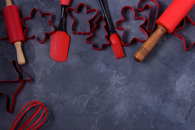 Coupe-biscuits et ustensiles de cuisine pour recette