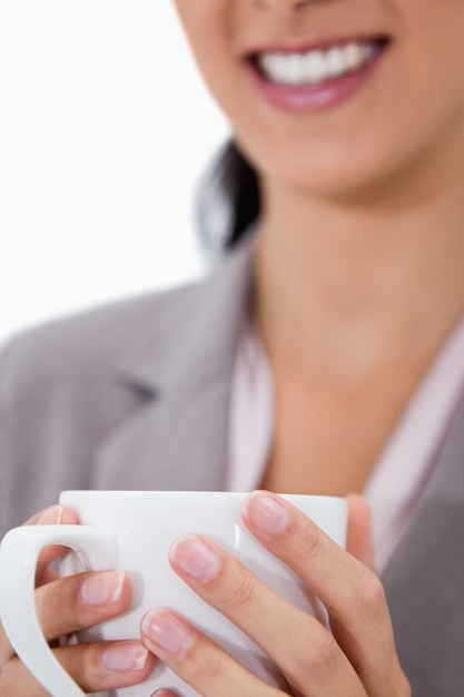 Coupe blanche tenue par des mains féminines