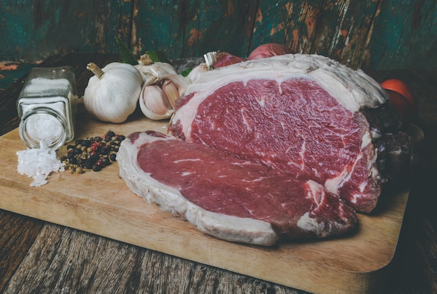 Coupe de bœuf cru pour steak avec assaisonnement.