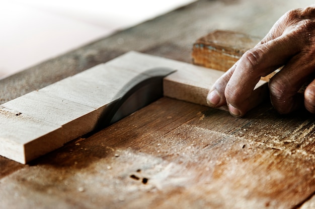 Coupe de bois à l&#39;aide d&#39;une scie circulaire