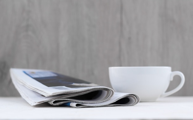 Coupe, bouquet de lavande, journal frais sur table. pause café