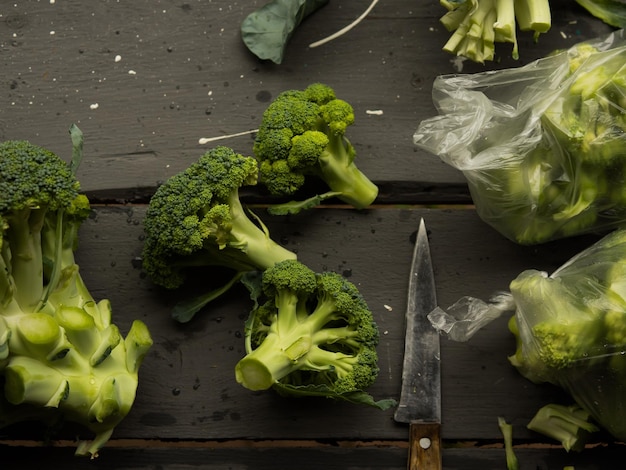 Coupe le brocoli pour la congélation dans des sacs de stockage de récolte