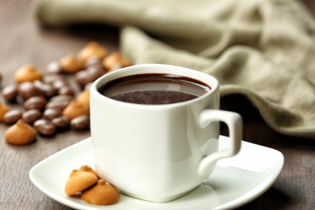 Photo coupe de cacao avec des biscuits sur fond de bois