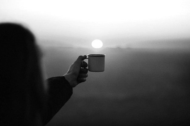 Coupe de café close vew fond photo noir et blanc tasse de thé ou de café sur la table