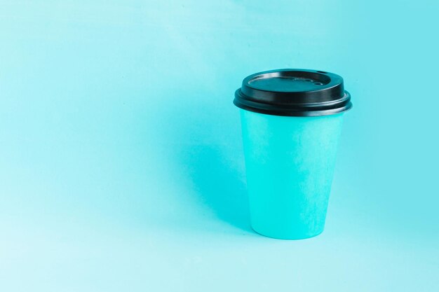 Coupe de café à emporter bleue sur fond bleu vif Copiez l'espace pour le texte Concept minimal