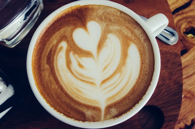 Coupe à café latte sur une table en bois