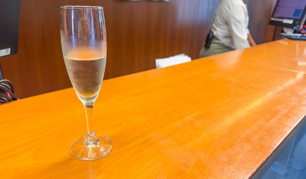 Une coupe de champagne sur un bar en bois