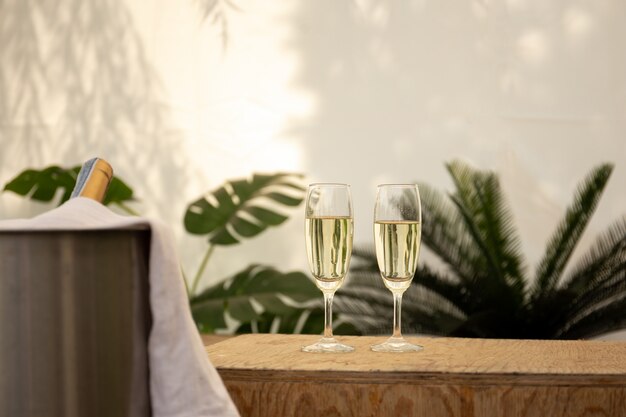 Coupe de champagne avec du champagne sur une table en bois.