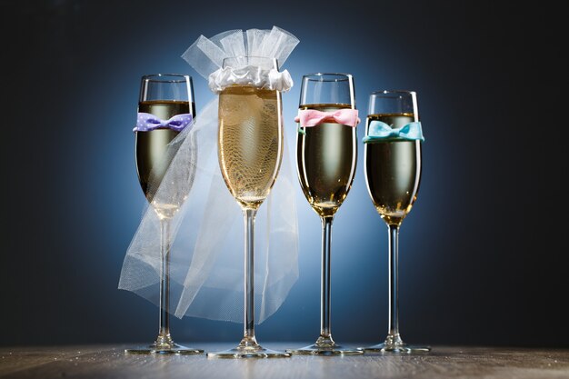 Une coupe de champagne pour la mariée et trois verres pour les messieurs