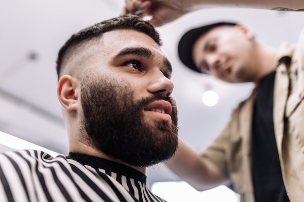 Coupe de cheveux classique dans un salon de coiffure. Coiffure et soins capillaires courbes dans un salon de coiffure. Coupe de cheveux pour hommes.