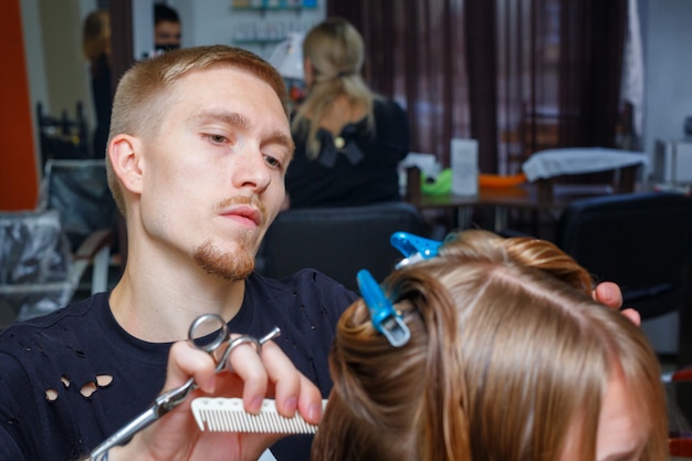 Coupe de cheveux dans le salon de coiffure