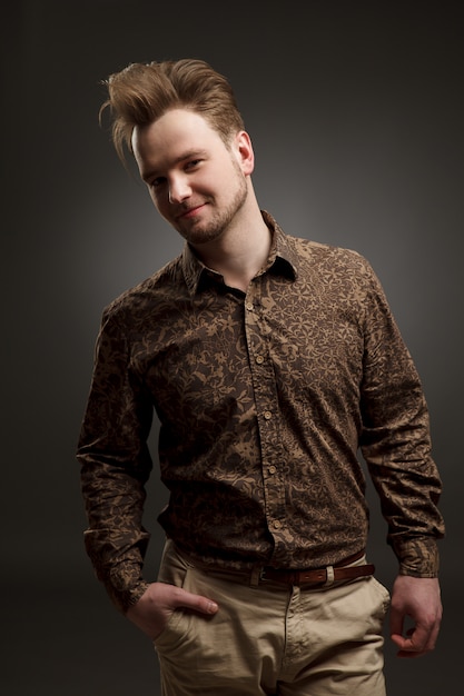 Coupe de cheveux homme. Jeune homme élégant avec un sourire de coiffure à la mode et