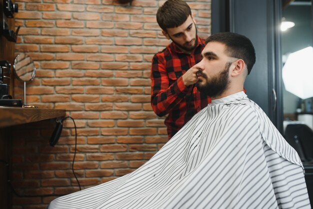 Coupe de cheveux pour hommes aux ciseaux de coiffeur