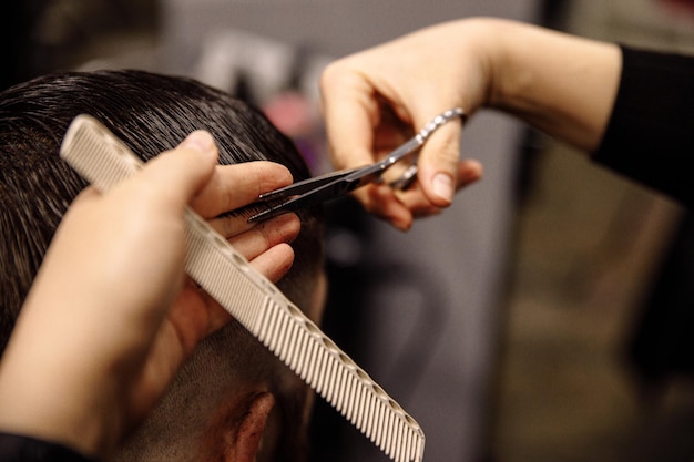 Coupe de cheveux pour hommes coiffeur barbier coupe de cheveux professionnelle