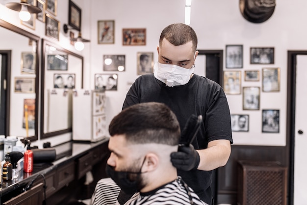 Coupe de cheveux en quarantaine. Coupe de cheveux dans les masques du virus. Cheveux et soins de santé. Coupe de cheveux homme