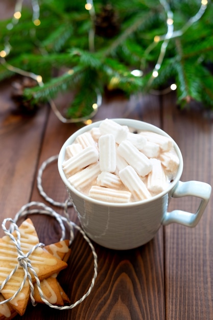 Coupe de chocolat chaud avec des lumières de Noël en arrière-plan