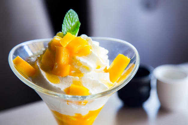 Coupe avec crème fouettée et mangue