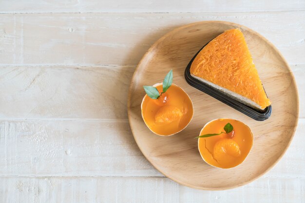 Coupe du gâteau orange et des fils d&#39;or