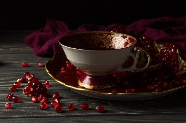 Coupe avec du jus rouge sur la table