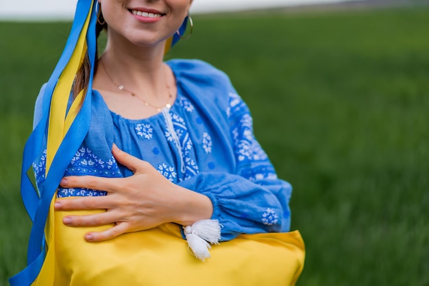 Photo coupe du milieu d'une femme avec un drapeau ukrainien