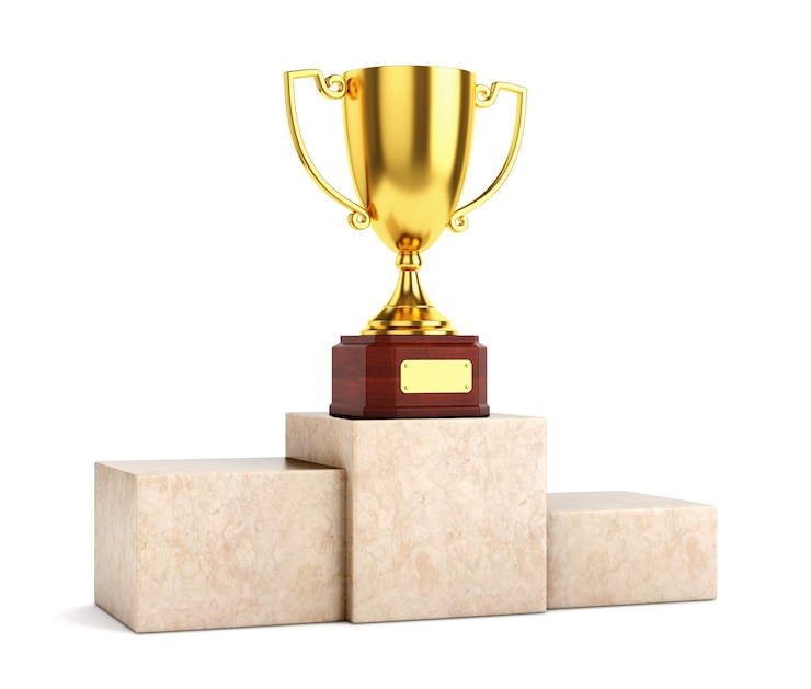 Photo coupe du trophée gobelet d'or sur socle en marbre isolé sur fond blanc.