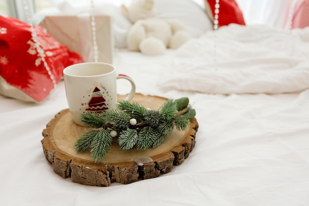 Coupe sur un fond clair avec une branche de sapin closeup mise au point sélective Noël