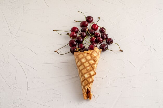 Coupe à gaufres pour glace garnie de cerises