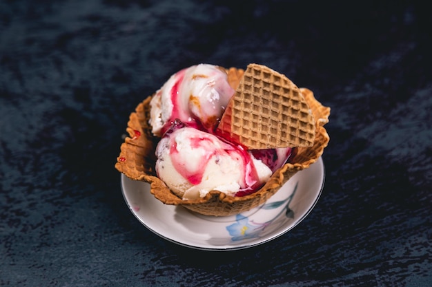 Coupe de glaces sur une table