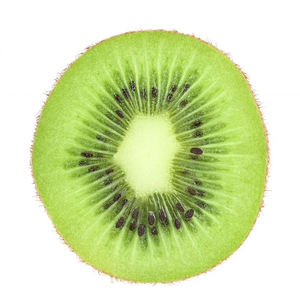 Coupe de kiwi isolé sur fond blanc avec un tracé de détourage.