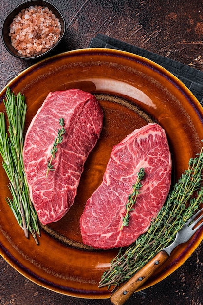 Coupe de lame supérieure d'épaule crue, ou steak de bœuf de lame d'huître wagyu d'Australie. Fond sombre. Vue de dessus