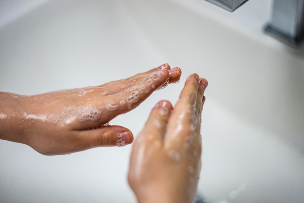 Coupe médiane d'un homme dans la salle de bain