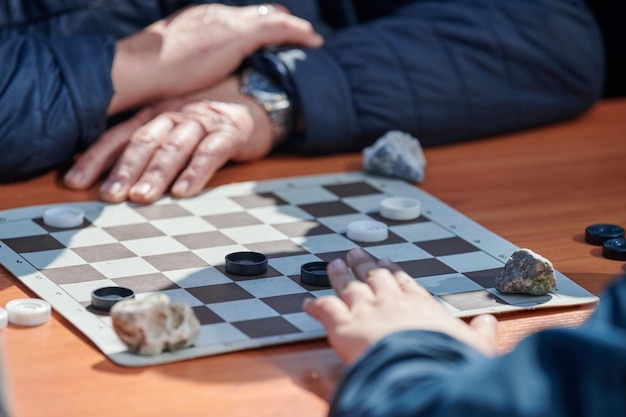 Coupe médiane d'un homme jouant aux échecs sur une table