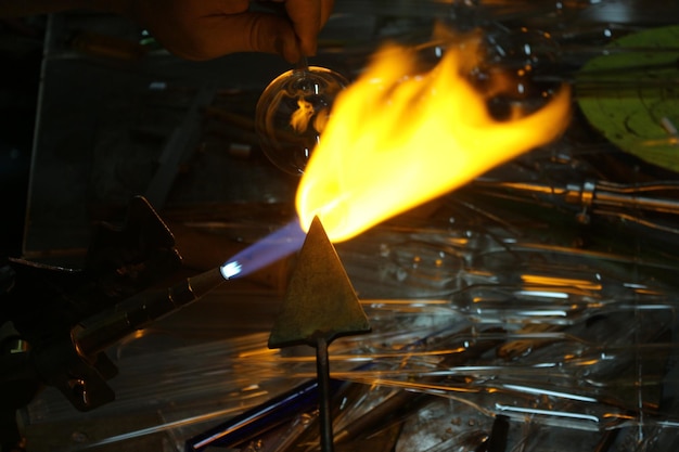 Coupe médiane d'un homme travaillant sur le feu